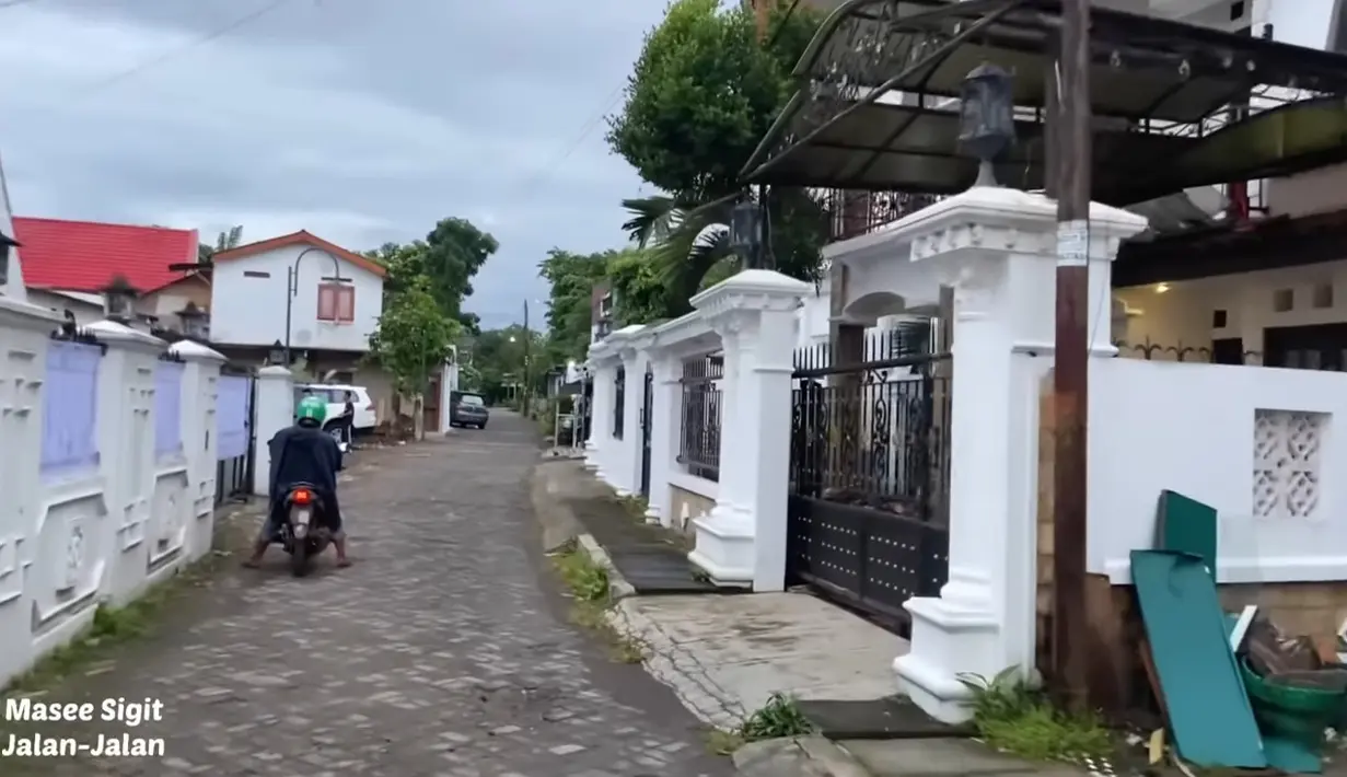 <p>Lokasinya terletak hampir di ujung gang. Akun Masee Sigit sempat mereview jalanan menuju rumah Erina tersebut. [Sumber: Youtube Ini Yogyakarta]</p>