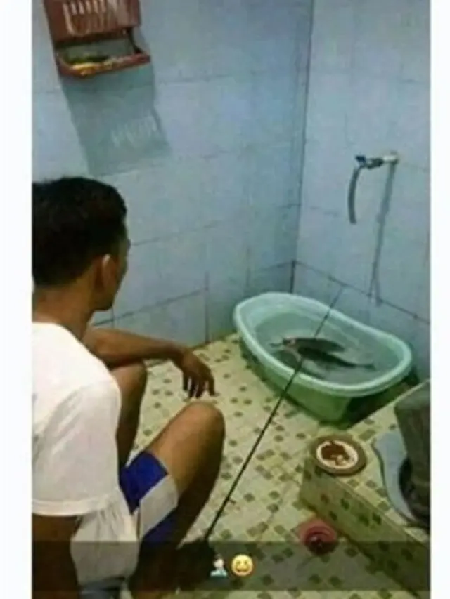 6 Kelakuan Absurd Cowok di Kamar Mandi, Lama Sampai Berjam-jam