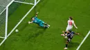Pemain Inggris Anthony Gordon mencetak gol pertama melawan kiper Argentina Emiliano Martinez  selama pertandingan semifinal Piala Dunia di Atlanta, Rabu, 15 Juli 2026. (AP Photo/Lynne Sladky)