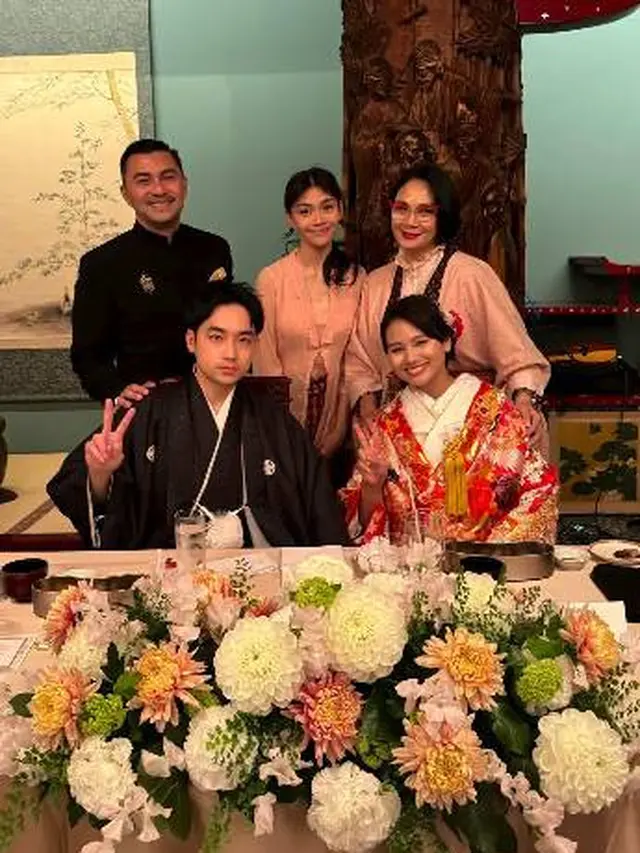 7 Liburan Keluarga Anjasmara ke Jepang, Tampil Mesra di Bawah Pohon Sakura
