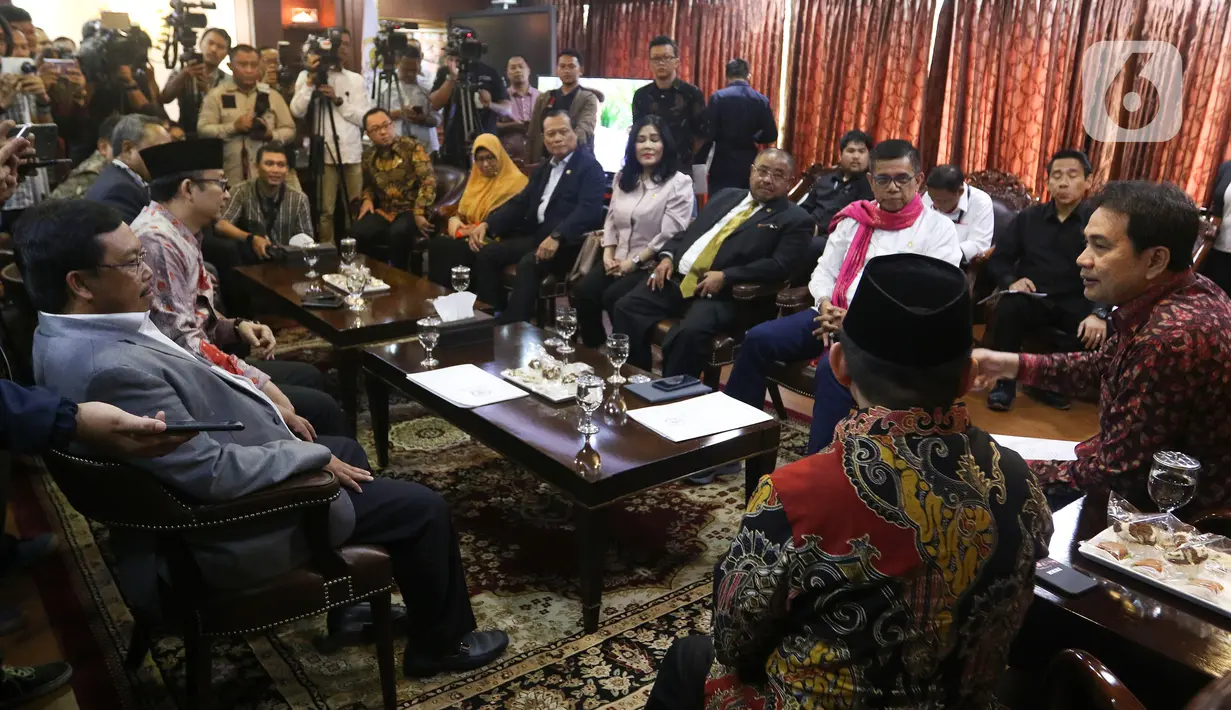 Fraksi Partai Keadilan Sejahtera (PKS) dan Fraksi Partai Demokrat menemui Wakil Ketua DPR Azis Syamsudin di Kompleks Parlemen, Jakarta, Selasa (4/2/2020). Kedua fraksi ini menyerahkan berkas usulan pembentukan Panitia Khusus atau Pansus Jiwasraya kepada pimpinan DPR. (Liputan6.com/Johan Tallo)