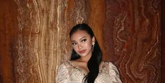 Dikenal dengan gaya yang selalu memadukan sisi feminin dan modern, kali ini Naura tampil memukau dalam balutan kebaya karya desainer ternama, Eddy Betty. [@nauraayu].