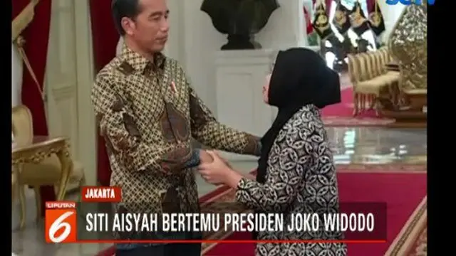 Siti Aisyah tiba di Istana Negara didampingi orangtua dan saudaranya.