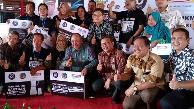 Penyerahan bantuan dari Pemkab Banyumas untuk para pelaku UMKM. (Foto: Liputan6.com/Galoeh Widura)