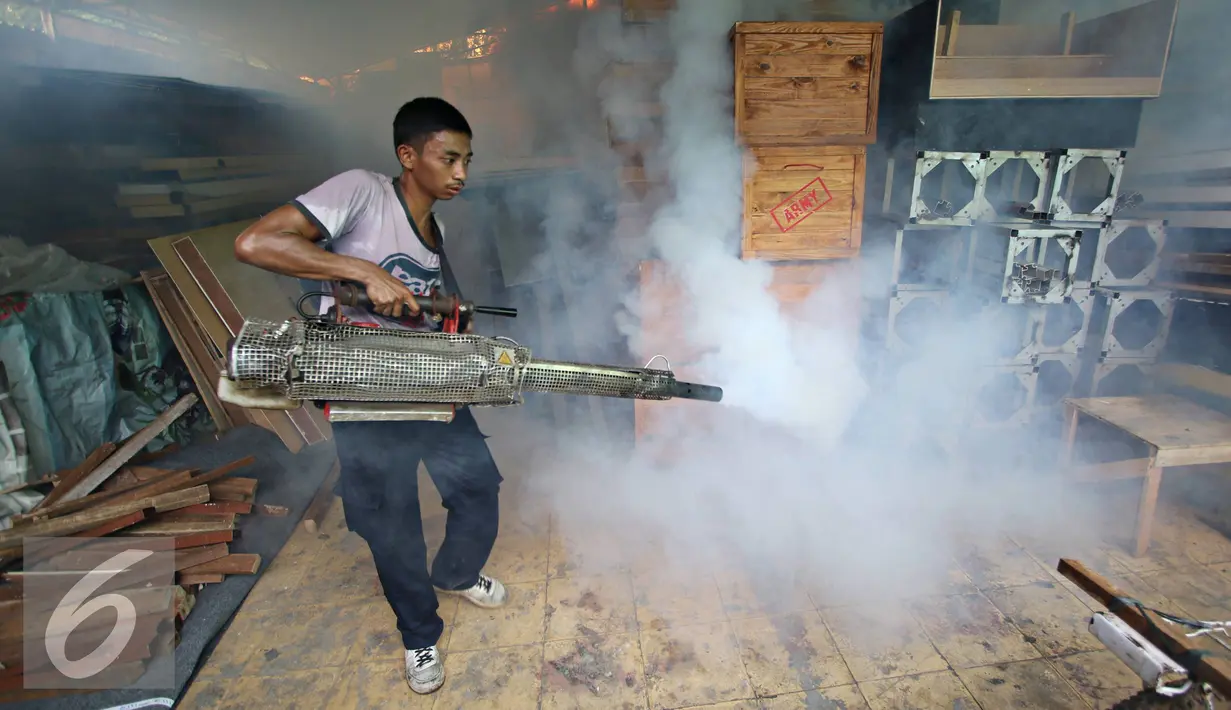Petugas melakukan fogging di kawasan padat penduduk di Kebon Nanas, Jakarta, Jumat (15/4). Fogging tersebut dilakukan untuk mencegah berkembangbiaknya nyamuk aedes aegypti penyebab penyakit demam berdarah dengue. (Liputan6.com/Immanuel Antonius)