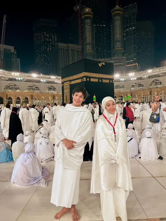 Umrah bareng pacar, kebersamaan Dinda Kirana dan Naufal Samudra ini jadi sorotan warganet. Meski ada yang berkomentar dan menyayangkan karena ke Tanah Suci bareng kekasih, namun lebih banyak yang mendoakan Dinda Kirana dan Naufal langgeng hingga pelaminan dan takjub dengan suasana di Mekah ini. Wajah teduh dan tenang Dinda Kirana usai jalani ibadah umrah pun banjir pujian karena makin memesona. (Liputan6.com/IG/@itsnaufalsamudra)