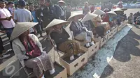 Sembilan perempuan asal Pegunungan Kendeng, Jawa Tengah melakukan aksi semen kaki di depan Istana Negara, Jakarta, Selasa (12/4). Aksi tersebut merupakan bentuk protes atas pembangunan pabrik semen di wilayah mereka. (Liputan6.com/Immanuel Antonius) 