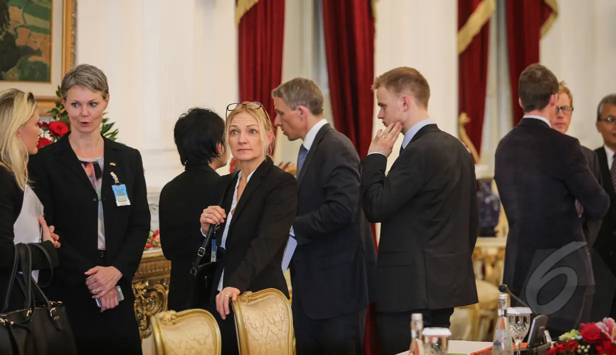Delegasi Norwegia ikut dalam pertemuan antara Presiden Jokowi dengan PM Norwegia, Erna Solberg di Istana Negara, Jakarta, Selasa (14/4/215). Kunjungan PM Norwegia Erna Solberg dalam rangka mempererat hubungan bilateral. (Liputan6.com/Faizal Fanani)