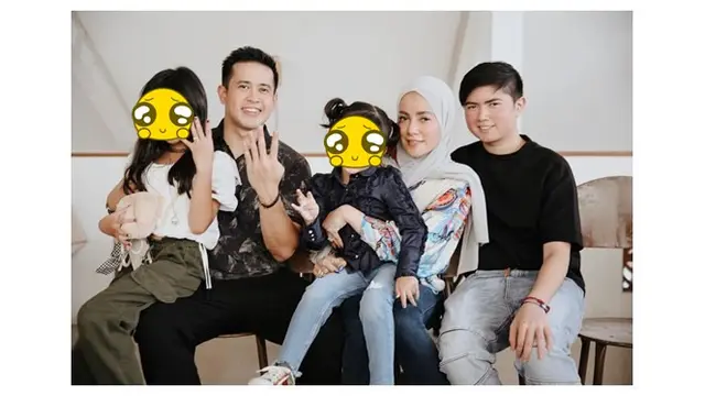 Tepis Isu Perceraian, Ini 6 Potret Mesra Olla Ramlan dan Aufar Hutapea