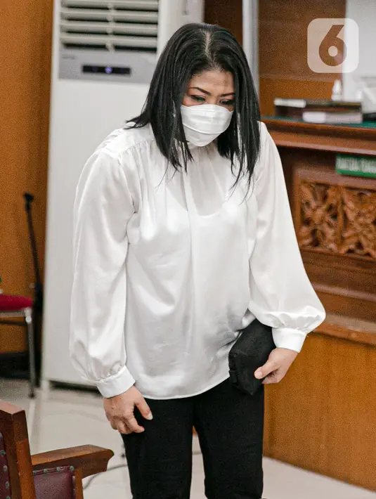Terdakwa kasus pembunuhan berencana Nofriansyah Yosua Hutabarat atau Brigadir J, Putri Candrawathi bersiap menjalani sidang vonis di Pengadilan Negeri Jakarta Selatan, Senin (13/2/2023). Sebelumnya, sang suami Ferdy Sambo divonis hukuman mati oleh majelis hakim. (Liputan6.com/Faizal Fanani)