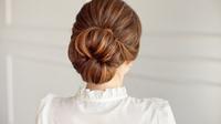 Sahabat Fimela, ingin bangun dengan rambut lembut dan bebas kusut? Yuk, coba 6 cara simpel menata rambut sebelum tidur agar tampilanmu tetap rapi dan sehat di pagi hari! (Foto dok: Freepik//vbstudio).