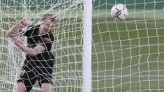 Gelandang Barcelona, Frenkie de Jong berselebrasi setelah mencetak gol ke gawang Elche dalam lanjutan Liga Spanyol di Stadion Martinez Valero, Elx, Spanyol, Minggu malam WIB (24/1/2021). Barcelona menang 2-0 atas Elche lewat gol yang dicetak Frenkie de Jong dan Riqui Puig. (AP Photo/Alberto Saiz)