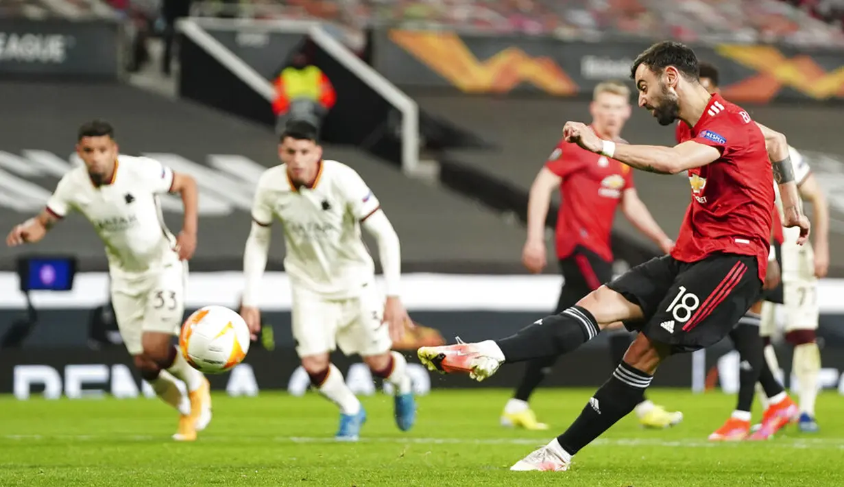 Pemain Manchester United Bruno Fernandes mencetak gol ke gawang AS Roma pada leg pertama semifinal Liga Europa di Old Trafford, Manchester, Inggris, Kamis (29/4/2021). Manchester United menang 6-2. (AP Photo/Jon Super)