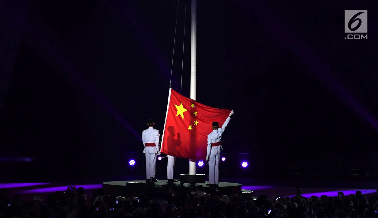 Pengibaran bendera China saat penutupan Asian Games 2018 di Stadion Utama GBK, Jakarta, Minggu (2/9). China akan menjadi tuan rumah Asian Games 2022. (Merdeka.com/Imam Buhori)