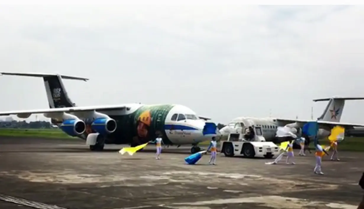 Tidak sampai disitu, bus damri juga tak luput dari promosi. Bus besar untuk angkutan ke badara juga berhias poster Warkop DKI. Para pemeran ini juga sempat menghibur para penumpang hingga bandara. (Instagram/t_orasudi_ro)