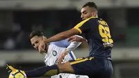 Winger Hellas Verona Mohamed Fares (kanan) berjibaku dengan bek Inter Milan Danilo D'Ambrosio pada laga Serie A, Oktober 2017. (AFP/Miguel Medina)