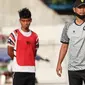 Joko Susilo saat memimpin latihan PSG Pati untuk menghadapi PSIM pada pekan keempat penyisihan Grup C Liga 2 di Stadion Manahan Solo, Selasa (19/10/2021). (Bola.com/Gatot Susetyo)