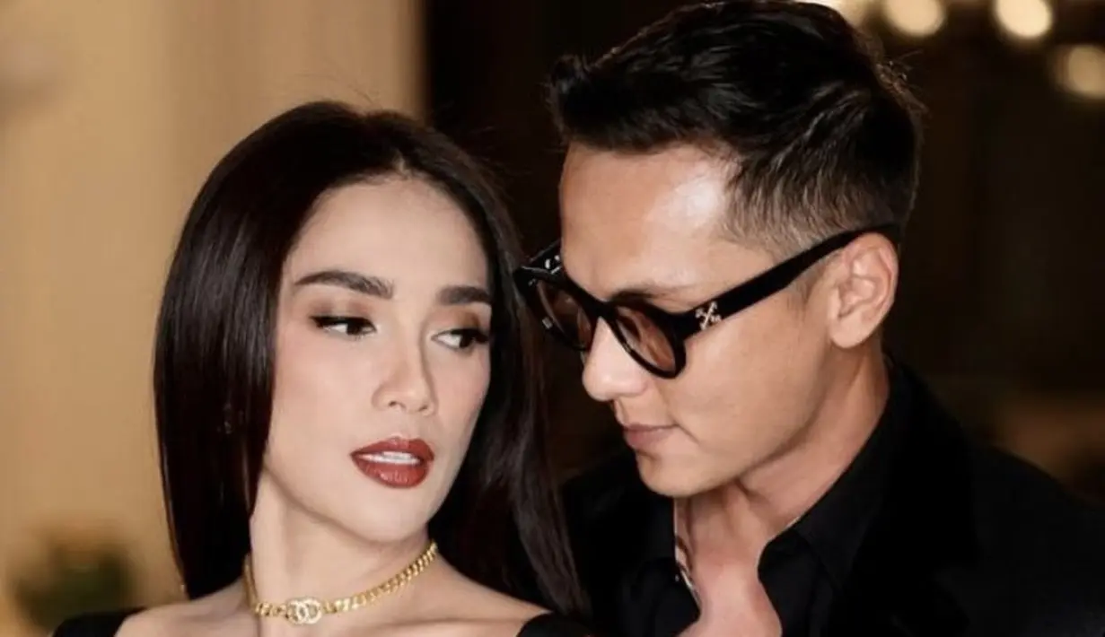 Keduanya pun kompak mengenakan pakaian serba hitam. Adhika tampil dengan kemeja hitamnya. @andhiiikaprtama