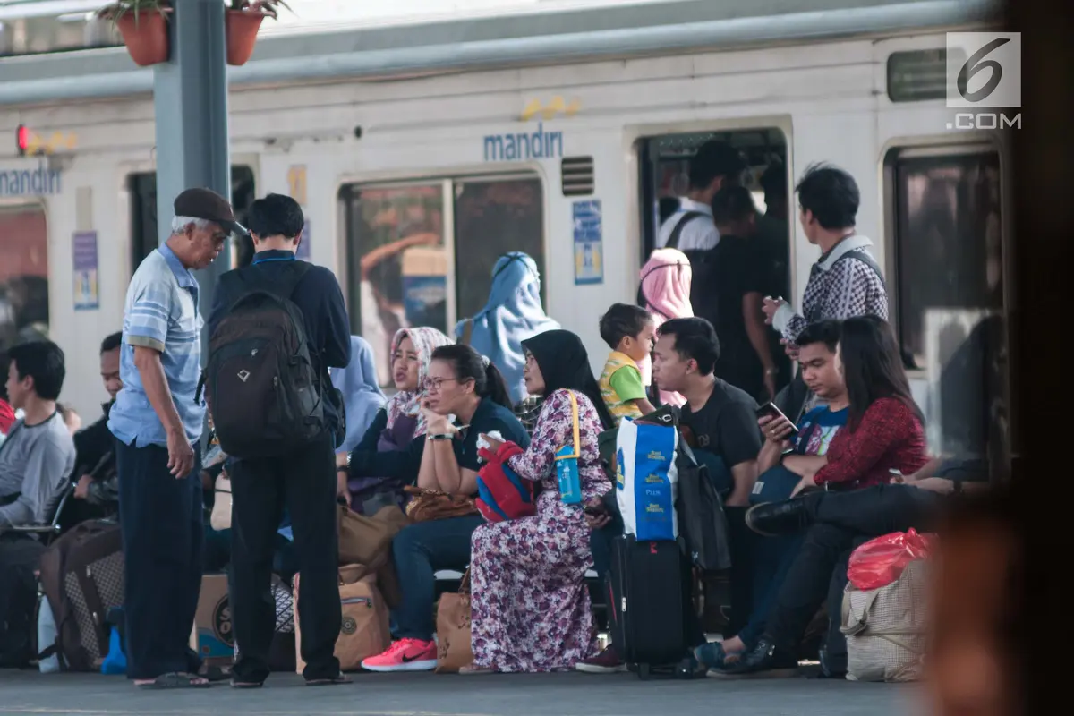 20170519-Penumpang KRL di Stasiun Bekasi-Gempur