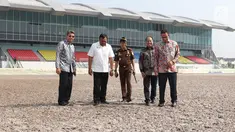 Gubernur DKI Jakarta, Anies Baswedan (kanan) melihat kondisi lapangan berkuda saat meninjau Jakarta International Equestrian Park Pulomas, Kamis (2/8). JIEPP akan menjadi venue tiga cabang equestrian Asian Games 2018. (Liputan6.com/Helmi Fithriansyah)