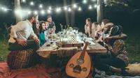 Ilustrasi buka puasa bersama. (Photo by Valiant Made on Unsplash)