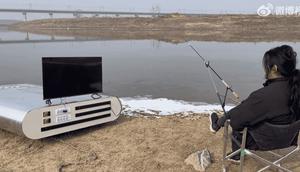 Pria di Tiongkok ini membuat powerbank dengan kapasitas 27 juta mAh. (Doc: Handy Geng Weibo/ Gizmochina)