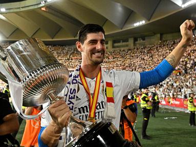 Posisi kiper atau penjaga gawang menjadi posisi yang amat krusial dalam sebuah klub. Tak mengherankan jika sebuah klub rela mengeluarkan biaya selangit untuk mendapatkan jasa seorang kiper dan bahkan kemudian harus menggajinya dengan jumlah tak kecil untuk mempertahankannya. Seperti 5 kiper berikut ini yang mendapatkan gaji tertinggi di dunia. (AFP/Javier Soriano)