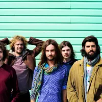 Lewat lagu 'The Less I Know The Better' Tame Impala ingin mengungkapkan bahwa mengetahui banyak hal ternyata bisa sangat buruk. (via beardedgentlemenmusic.com/)