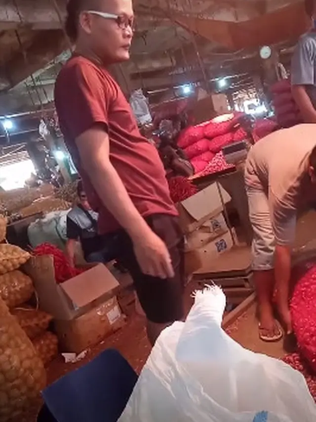 Pedagang Bawang di Pasar Viral Disebut Punya Wajah Mirip Sule, Ini 6 Potretnya