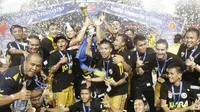 Para pemain Mitra Kukar merayakan keberhasilan menjadi juara Piala Jenderal Sudirman. Naga Mekes berhasil menaklukan Semen Padang 2-1 pada laga final. (Bola.com/Vitalis Yogi Trisna)
