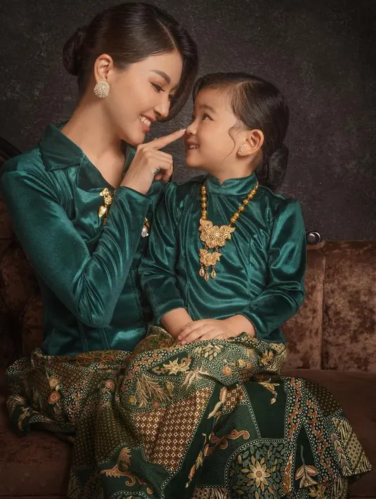 Potret Thania yang duduk di pangkuan sang ibunda ini juga tampak menggemaskan. Terlebih, Thania juga terlihat memakai buasana senada hingga bersanggul kecil pada rambutnya. (Liputan6.com/IG/@sarwendah29)