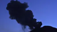 Gunung Slamet yang kini berstatus Waspada, telah mengeluarkan asap hitam.
