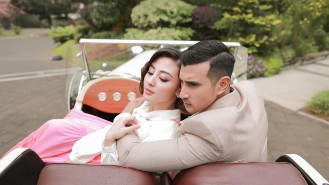 6 Pemotretan Terbaru Ali Syakieb dan Margin Wieheerm, Romantis Bergaya Klasik