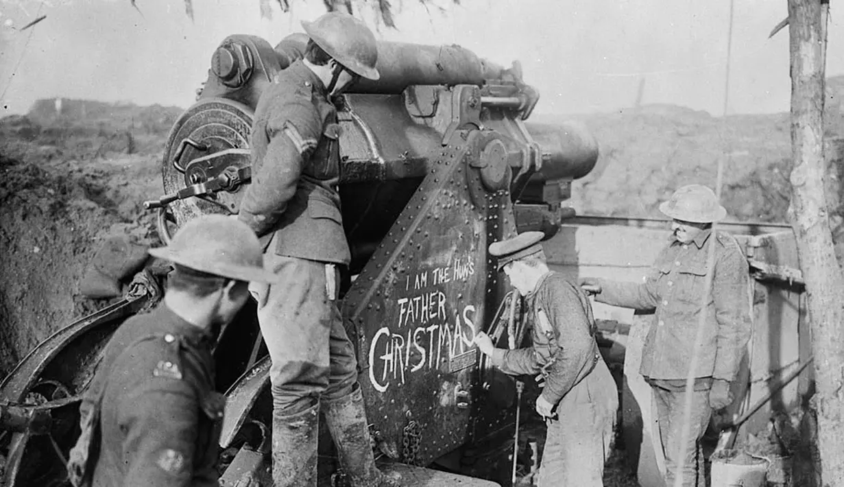 Seorang tentara Kanada  menuliskan pesan Natal untuk sang ayah pada senjata howitzer saat pertempuran Somme di Prancis, pada November 1916. Canada. Dept. of National Defence/Library and Archives Canada/PA-000938/Handout via REUTERS.
