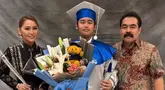 Inul Daratista dan Adam Suseno kompak hadiri acara kelulusan Yusuf Ivander di HighScope Indonesia. Dalam acara tersebut, anak artis yang disapa Ivan itu tampak gagah dengan balutan toga didampingi kedua orangtuanya. Ia juga mendapat buket bunga dengan hiasan boneka beruang. (Liputan6.com/IG/@inul.d)
