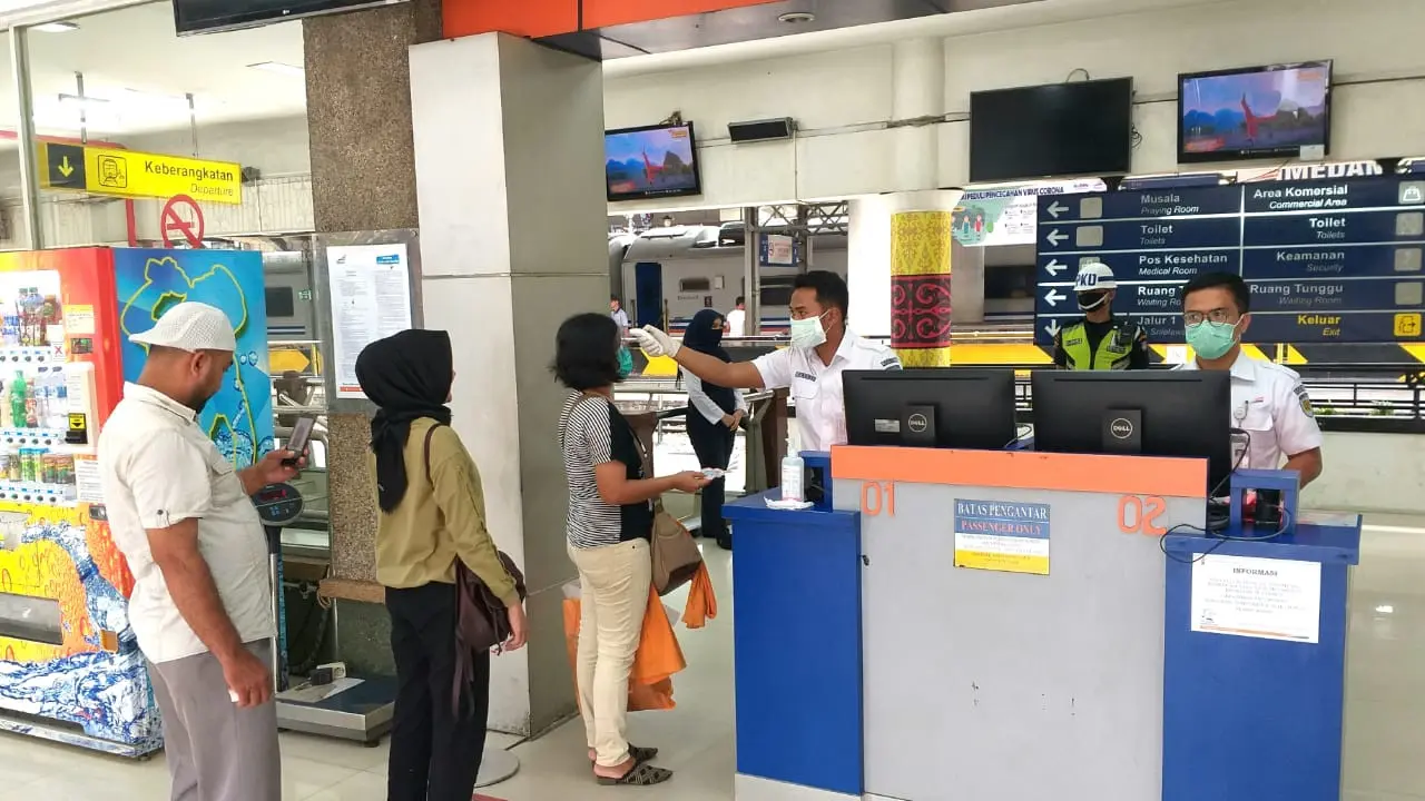 Penerapan social distancing di Stasiun Kereta Api Medan