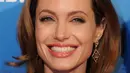 Beberapa hari lalu anak kembar pasangan Jolie dan Pitt, yakni Vivienne dan Knox berulang tahun yang ke-9. Untuk merayakannya, Jolie membawa anak-anaknya mendatangi tempat bermain di Disneyland. (AFP/Bintang.com)