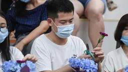 Seorang pria menghadiri kelas merangkai bunga di "Youth Channel" di Shenzhen, China (2/9/2020). Youth Channel adalah pusat komunitas yang menyediakan kuliah dan kelas budaya, seperti kursus ukulele dan keterampilan merangkai bunga bagi kaum muda sepulang bekerja. (Xinhua/Mao Siqian)