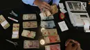 Karyawan memeriksa uang kertas rupiah yang rusak di tempat penukaran uang rusak di Gedung Bank Indonessia, Jakarta (4/4). Bank Indonesia memfasilitasi masyarakat untuk menukarkan uang rupiah yang rusak secara gratis. (Merdeka.com/Arie Basuki)