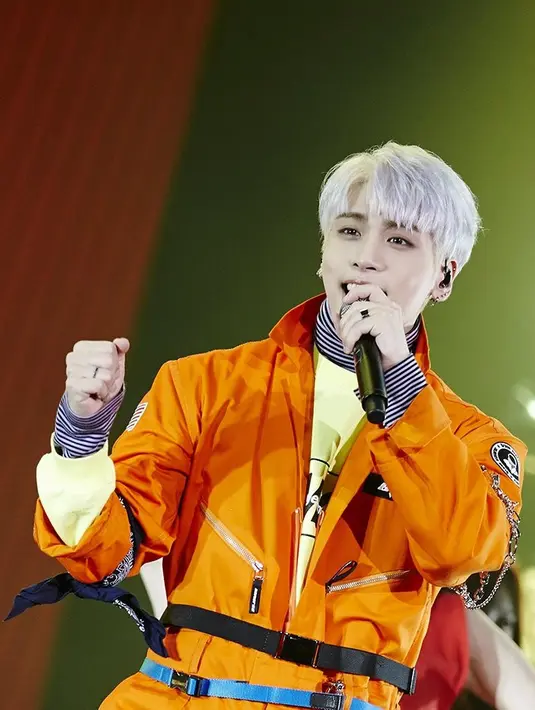 "Kami sudah mengambil foto dan video dari tempat penghormatan sehingga kalian bisa mengingat ruang yang telah kalian buat. Kami akan mengunggahnya melalui akun resmi SHINee," sambungnya. (Foto: Twitter.com/SHINee)