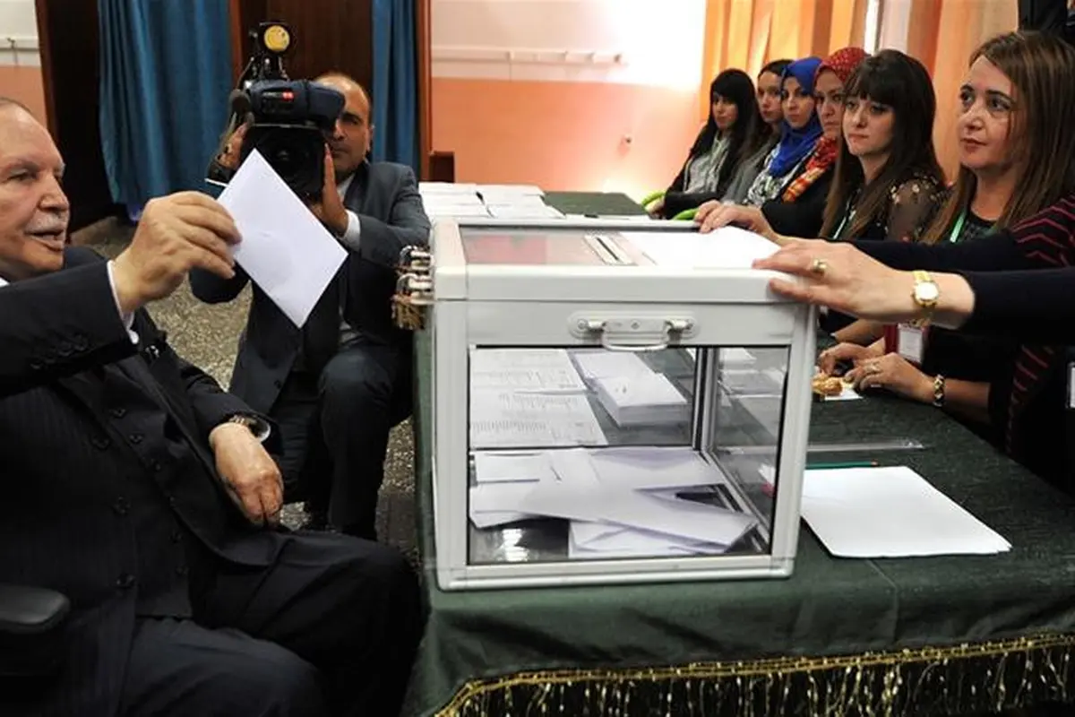 Presiden Aljazair Abdelaziz Bouteflika memberikan hak suara dalam pemilu parlemen. (AP)