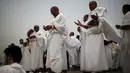 Peziarah Muslim berdoa di Jabal Rahmah dekat tepi Arafah saat ibadah haji, Arab Saudi (22/9/2015). Jabal Rahmah diyakini umat Muslim, sebagai tempat pertemuan antara Adam dan Hawa. (REUTERS / Ahmad Masood)