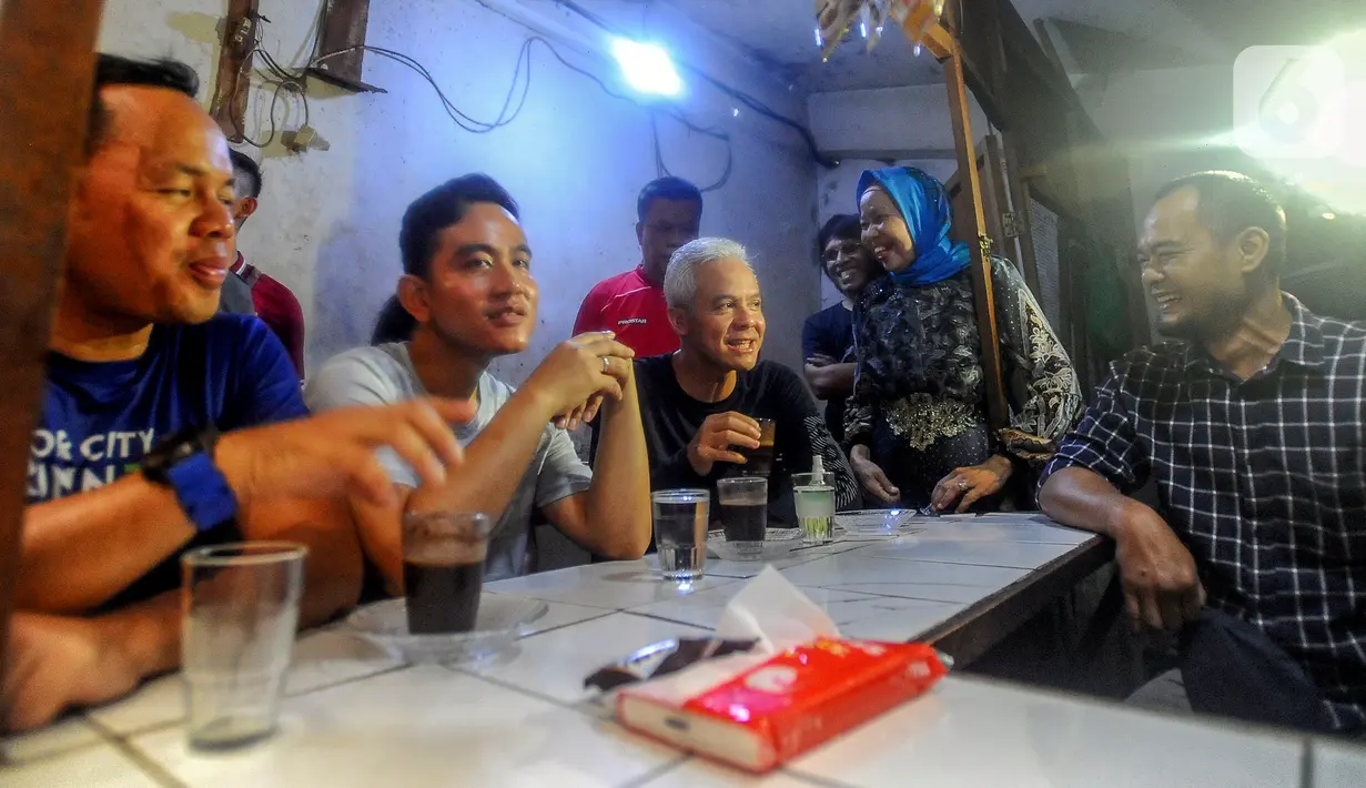 Bakal calon presiden  PDI Perjuangan (PDIP) Ganjar Pranowo (tengah) bersama Wali Kota Solo Gibran Rakabuming Raka (kedua kiri) dan Wali Kota Bogor Bima Arya Sugianto (kiri) berbincang dengan pedagang di Pasar Citeureup, Bogor, Jawa Barat, Sabtu (22/7/2023). (merdeka.com/Arie Basuki)