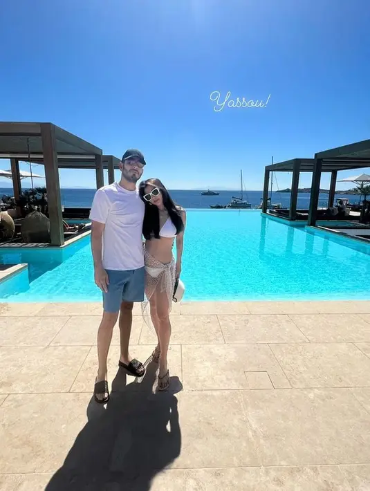 Tampil glamor tetap ditampilkan melalui body wrapped bernuansa see through dan sunglasses statement.