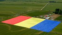 Sebuah foto udara menunjukkan bendera besar di lapangan terbang Clinceni, selatan Bucharest, Rumania. (Bogdan Cristel/AP)