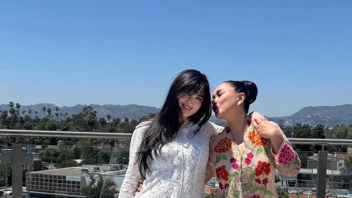 Busana Kebaya Brokat Motif Bunga: Inspirasi Titi DJ di Pesta Pernikahan Stephanie Poetri yang Memukau!