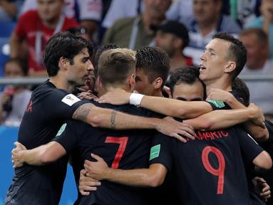 Para pemain Kroasia merayakan gol yang dicetak Ivan Perisic ke gawang Islandia pada laga grup D Piala Dunia di Rostov Arena, Rostov-on-Don, Selasa (26/6/2018). Kroasia menang 2-1 atas Islandia. (AP/Vadim Ghirda)