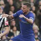 Gelandang Chelsea, Danny Drinkwater, berusaha menghentikan gelandang Newcastle, Matt Ritchie, pada laga Premier League di Stadion Stamford Bridge, London, Sabtu (2/12/2017). Chelsea menang 3-1 atas Newcastle. (AFP/Daniel Leal-Olivas)