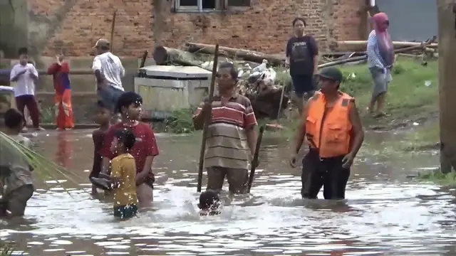 Pemukiman warga di Kelurahan Kalibalau, Kecamatan Sukabumi, Kota Bandar Lampung, terendam banjir usai diguyur hujan deras. Foto : (Liputan6.com/Ardi).