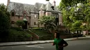 Warga melintas di depan rumah yang akan disewa Barack Obama usai pensiun menjadi presiden, di sebelah barat laut Washington, Kamis (26/5). Rumah yang dibangun tahun 1928 ini diketahui memiliki harga sekitar USD 6.4 juta (Rp80 M). (REUTERS/Gary Cameron)